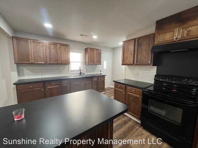 Building Photo - 4 br, 2 bath House - 130 N Graham Ave