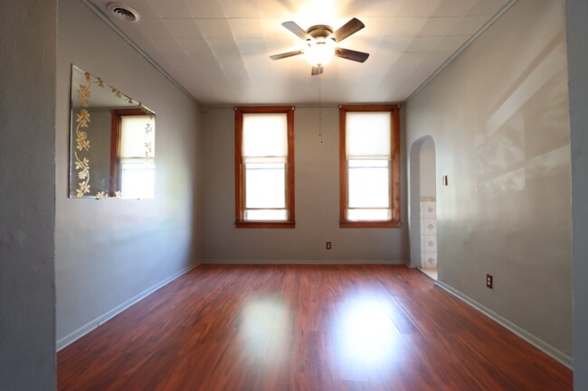 Foto del edificio - 1337 W 31st St