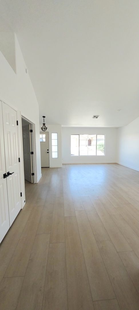 Foto del edificio - *JUST REMODELED* DONT MISS OUT ON THIS 4 BEDROOM 2 BATH ** PRIME CHANDLER LOCATION