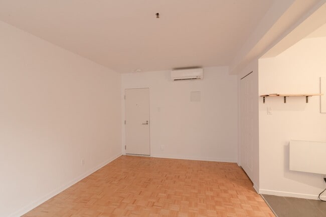 Building Photo - 25 Av des Pins O