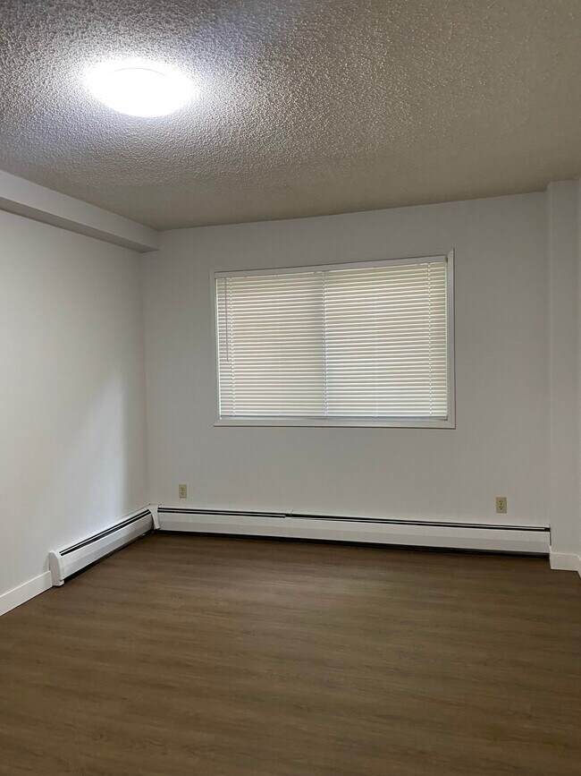 Building Photo - Spacious One Bedroom Apartment in Beautiful Sunnyside