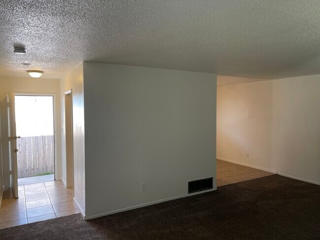 Foto del edificio - 120 Almond Ave