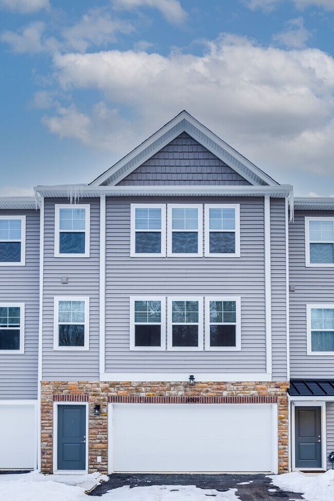 Foto del edificio - Beautiful End Unit 3 Bedroom Townhouse - Franklin Regional School District - Available May 15th!