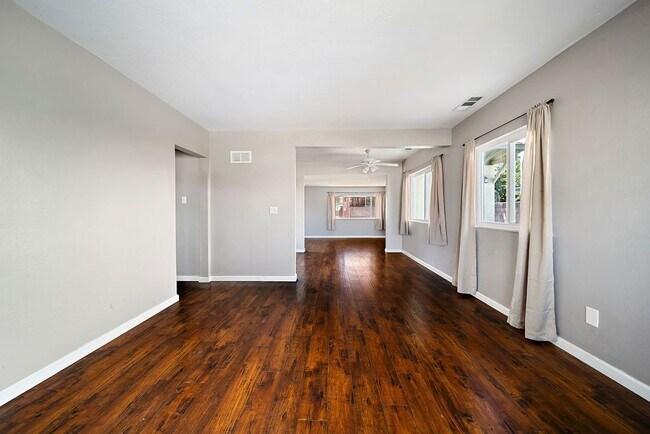 Foto del edificio - 6638 Lilac Ave