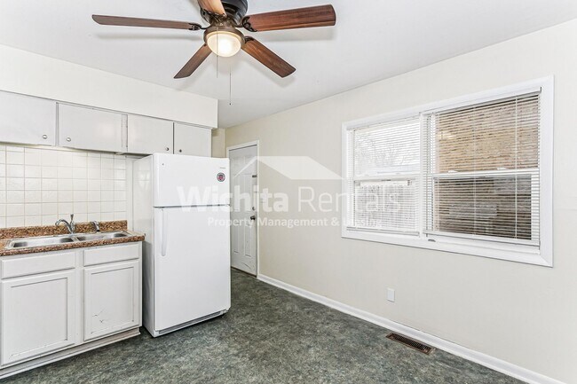 Foto del edificio - 2 bedroom 1 bath duplex ***Half off first months rent***