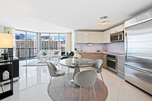 Building Photo - 1300 Brickell Bay Dr