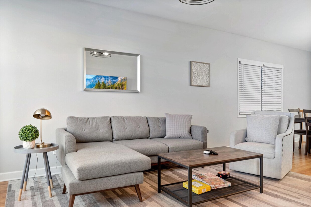 Foto principal - 1044 N California Ave