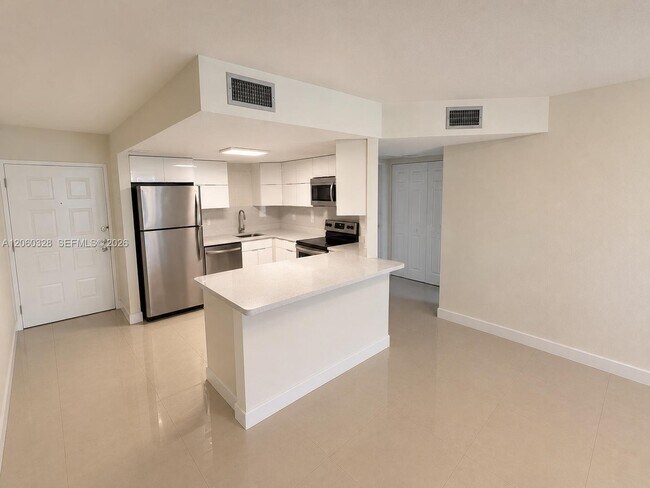 Foto del edificio - 8255 Lake Dr