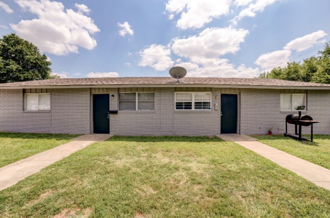 Building Photo - Stunning 2 Bed1 Bath duplex!