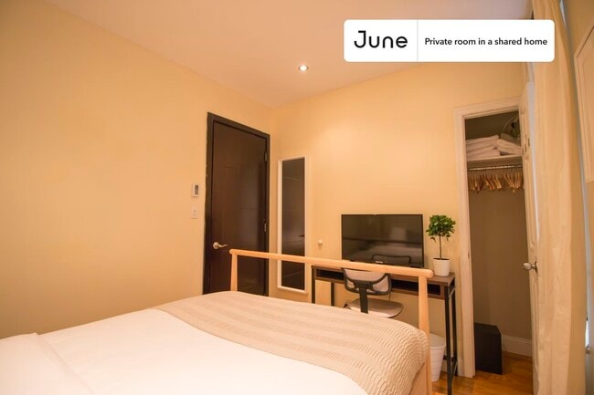 Building Photo - Private bedroom in 5 bed/2 bath Home