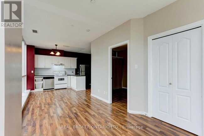 Photo du bâtiment - 393 King St W