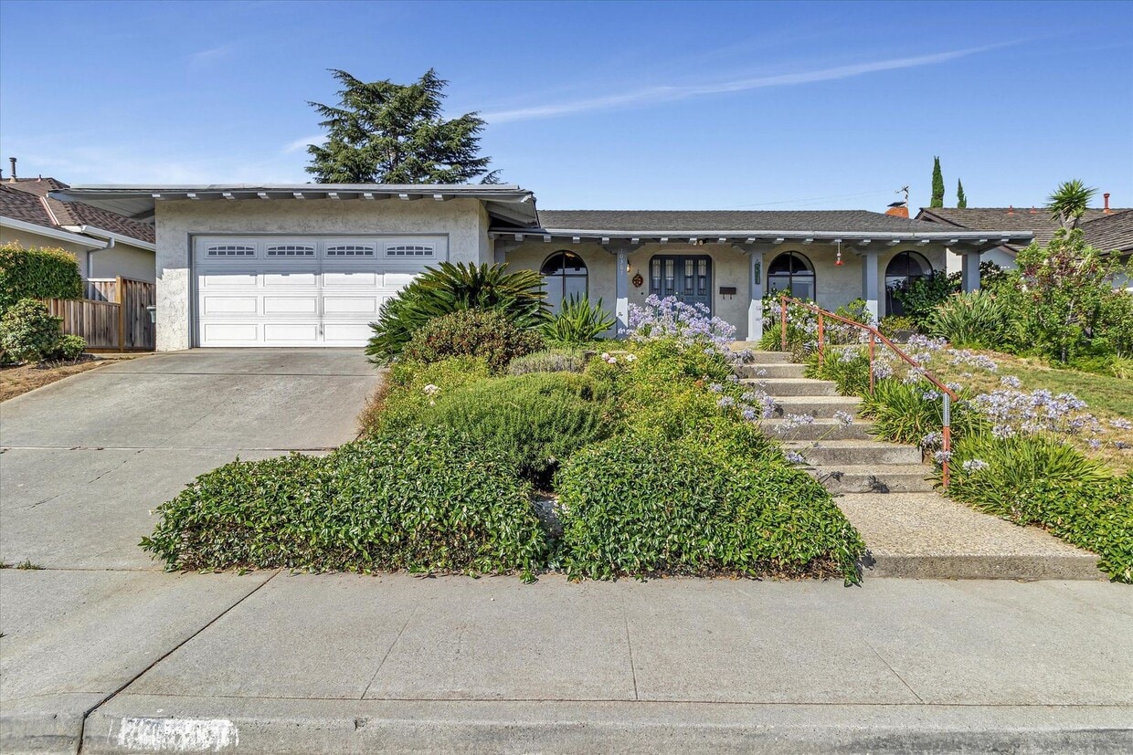 Foto principal - 4 br, 2.5 bath House - 10367 VISTA KNOLL B...