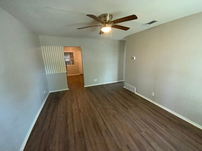 Foto del edificio - 2511 Normont Circle