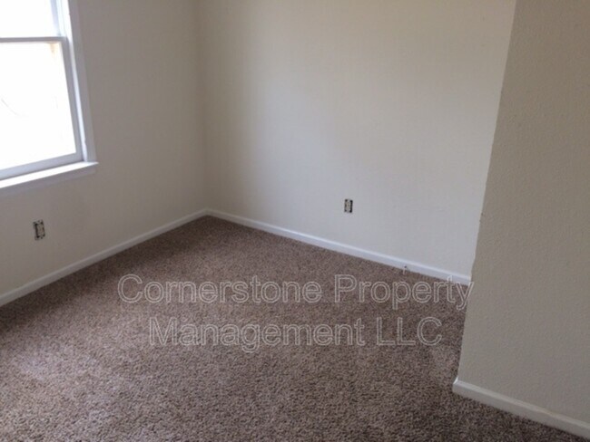 Building Photo - 8255 Lakeview Dr