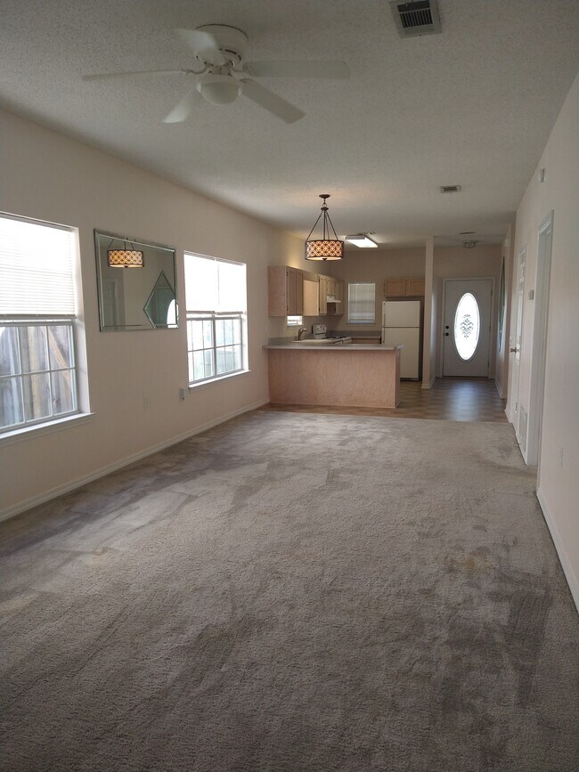 Foto del edificio - 217 Wildflower Ln
