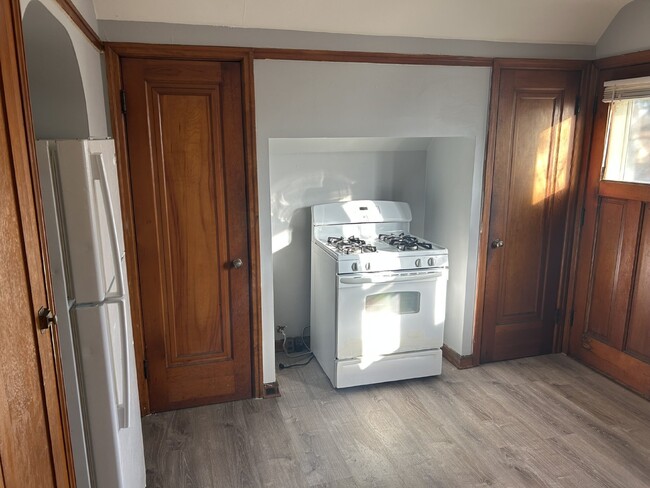 Building Photo - One bedroom upper unit on quiet Northside st.