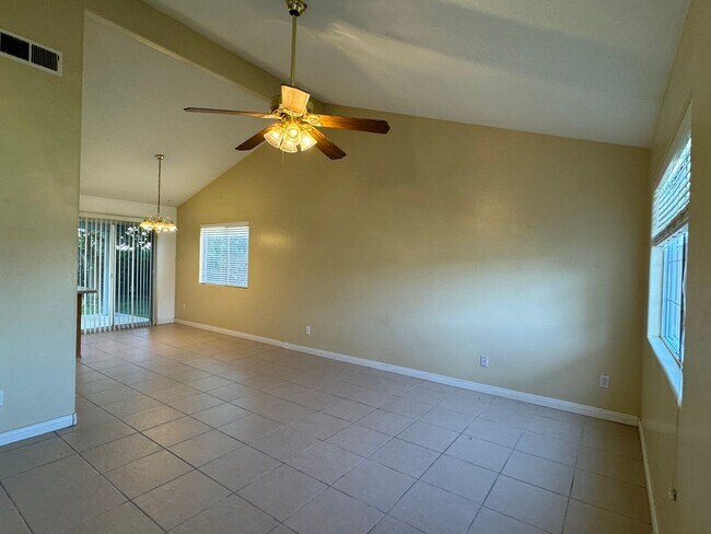 Foto del edificio - Beautiful home in a gated community!