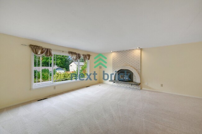 Foto del edificio - Spacious 4-Bedroom Retreat with 3 Full Baths in the Heart of Redmond – 2,490 Sq Ft of Comfort!