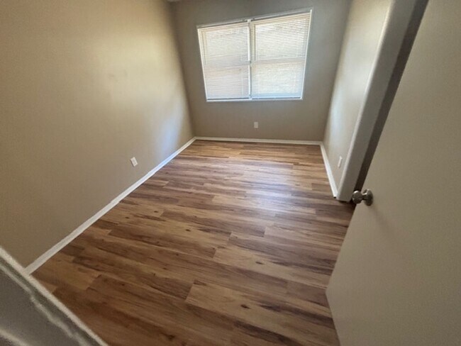 Foto del edificio - Knoxville 37915 - 4 bedroom 2 bath - call Howard Grower 865-705-0969