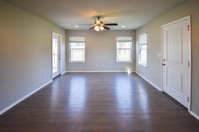 Building Photo - 3 Bedroom 2 Bath Duplex in Prairie Grove