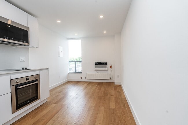 Building Photo - 800 Richmond St W