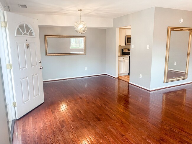 Foto del edificio - Stunning 3 Bed 2 Bath Condo In Much Sought...