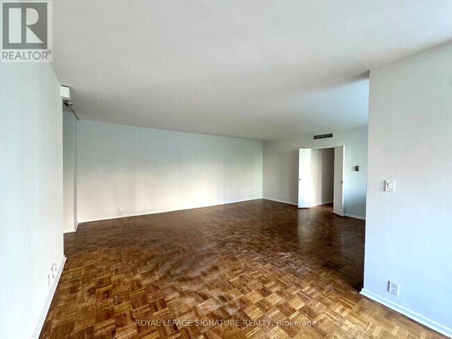 Building Photo - 9-609 Deer Park Crescent