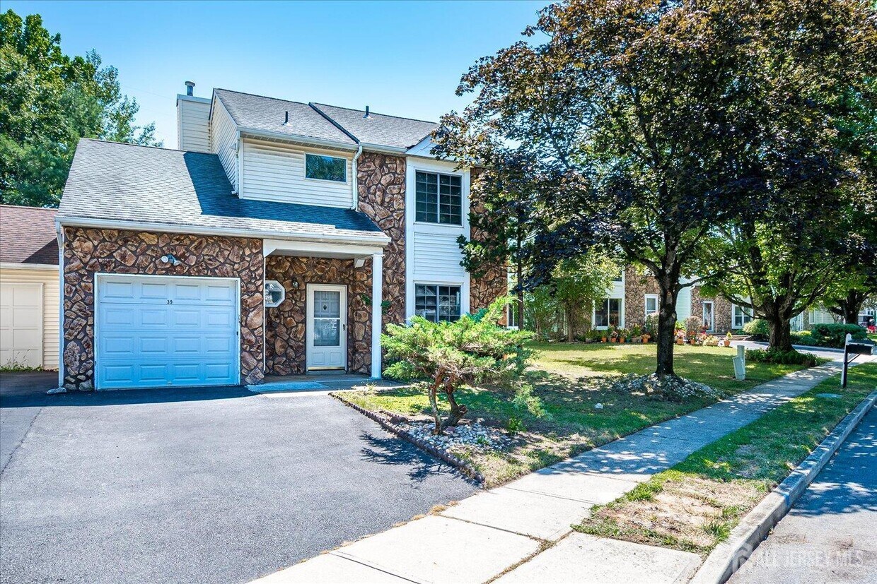 Foto principal - 39 Jeffrey Cir