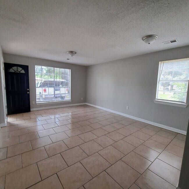 Foto del edificio - This 2BR/1BA includes a nice-sized living area, an ample kitchen, a fenced-in