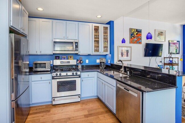 Foto del edificio - 2579 N Farwell Ave