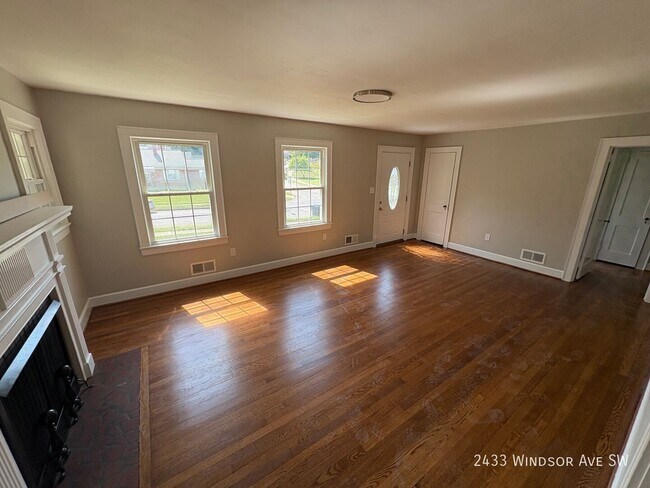 Foto del edificio - 2433 Windsor Ave SW
