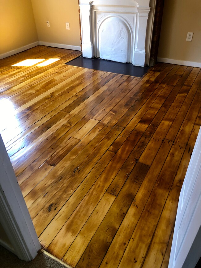 Living room - 2211 Sarah St