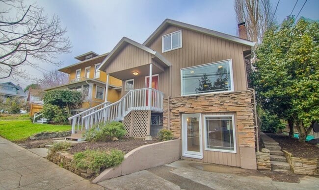 This 5 bedroom 3 bath is within 15 minutes of the UW main campus. 1 block from Burke Gilman trail. - 110 NE 40th St House