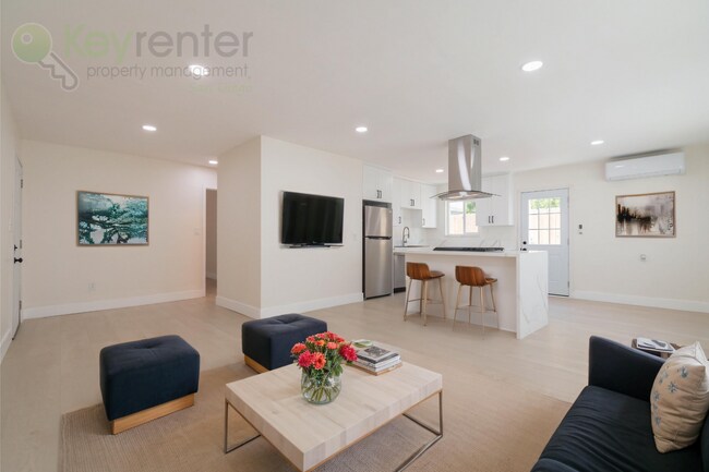 Foto del edificio - Beautifully Renovated 2BD | 1.5BA Duplex –...