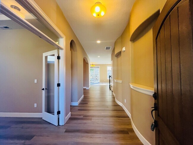 Foto del edificio - Beautifully Updated 5 Bedroom Home with a Primary En-Suite on Both the Main and Upper Level Conve...