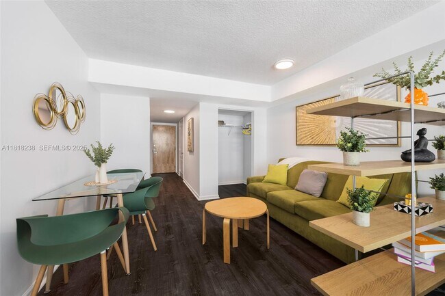 Building Photo - 1200 Brickell Bay Dr