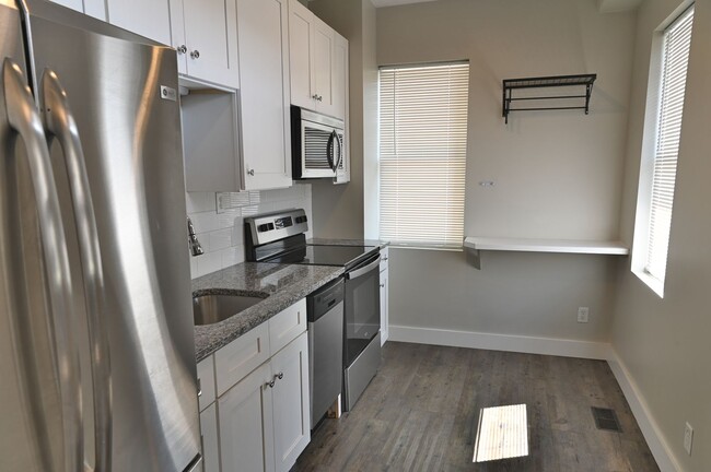Building Photo - Eye-Catching 2 Bedroom in Heart of Midtown
