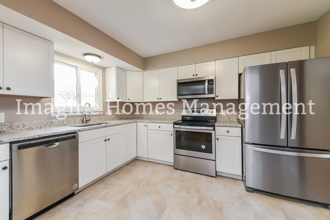 Building Photo - Beautiful Split-level Home in North Olmsted
