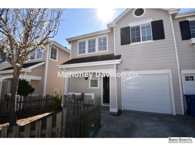 Building Photo - 2044 Easton Dr