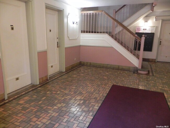 Building Photo - 10 Welwyn Rd