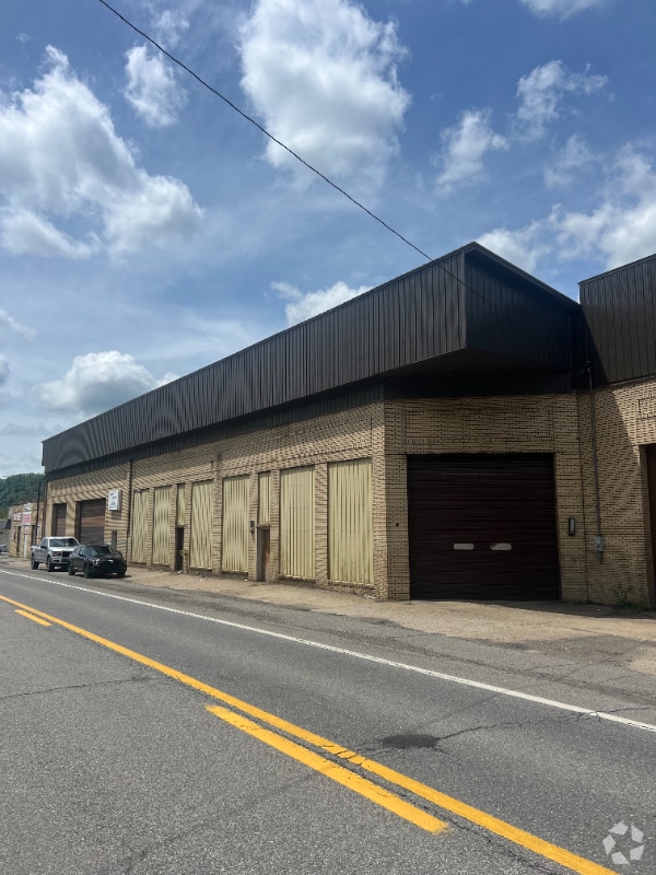 Building Photo - 131 River Rd