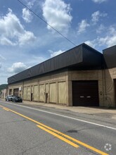 Building Photo - 131 River Rd