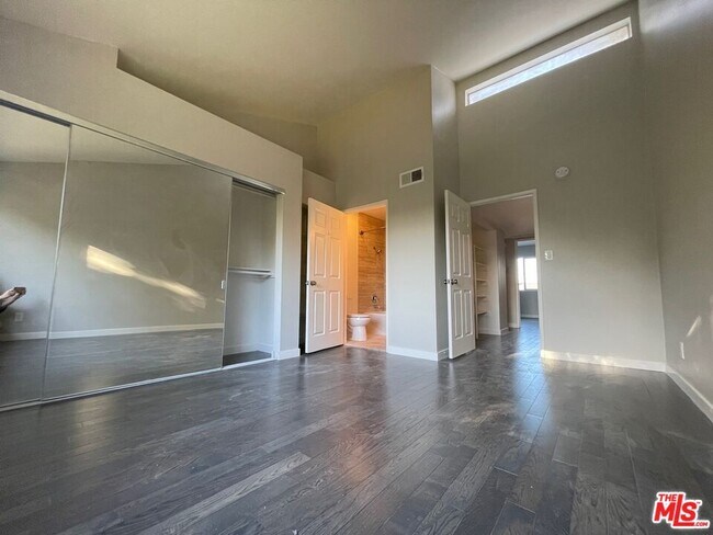 Foto del edificio - 7327 Willoughby Ave