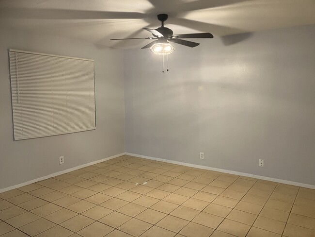 Living room w new fan - 3523 Horizon Lake