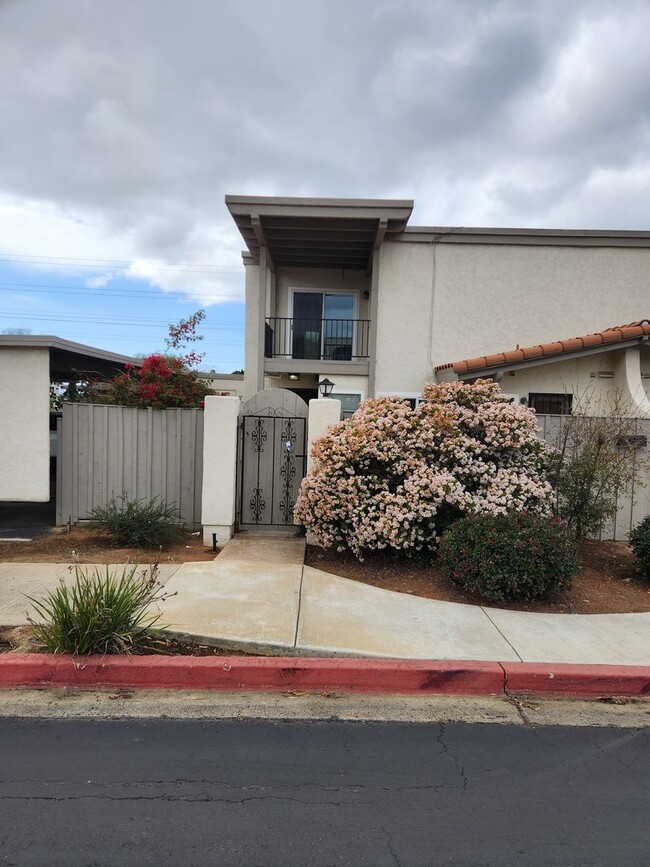 Building Photo - 2 Bedroom, 1.5 Bath End Unit In Clairemont