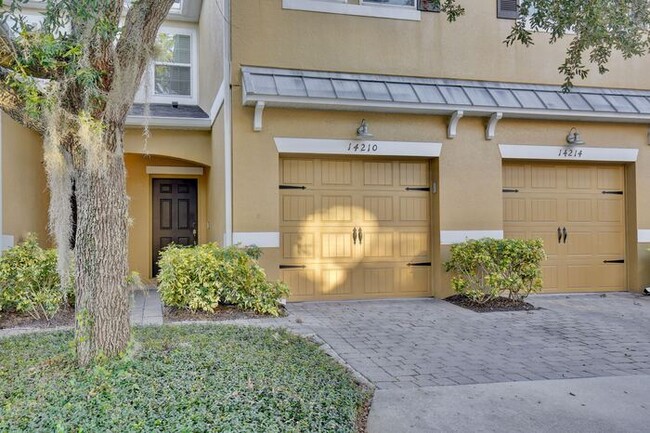 Foto del edificio - Lovely 3/2.5 Spacious Townhome with a 2 Ca...