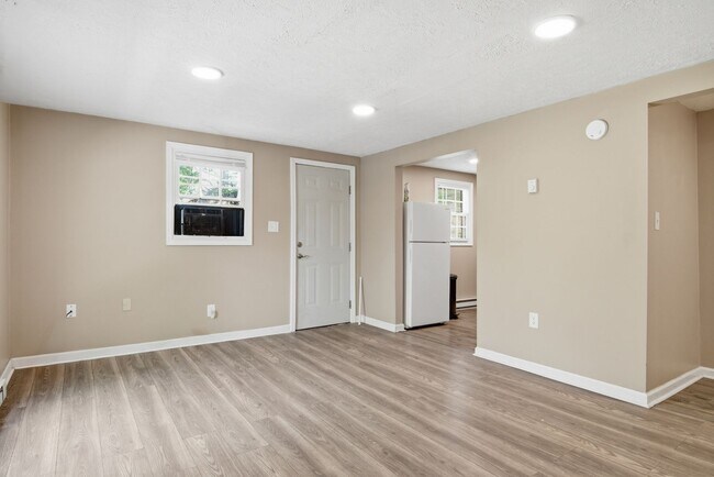 Building Photo - 2 Bed / 1 Bath. Off street parking.
