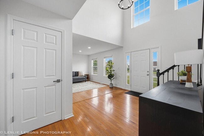 Building Photo - 6816 Twin Falls Dr