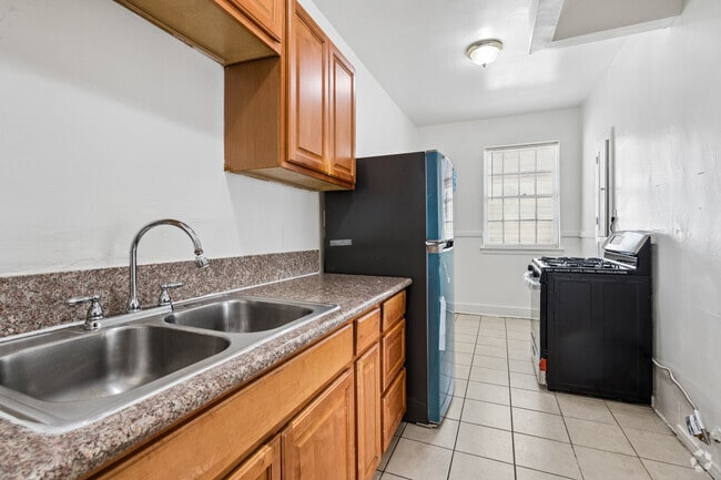 1BR, 1BA - 787SF - Kitchen - 475 S. New Hampshire Ave.