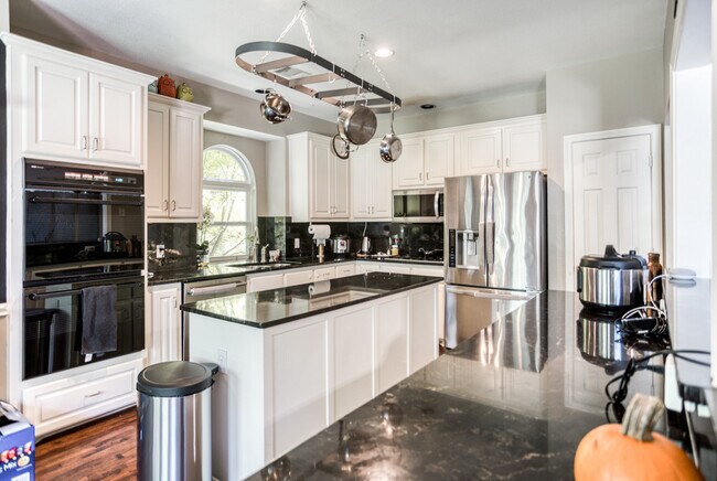 Foto del edificio - 2708 Meadow Glen Dr